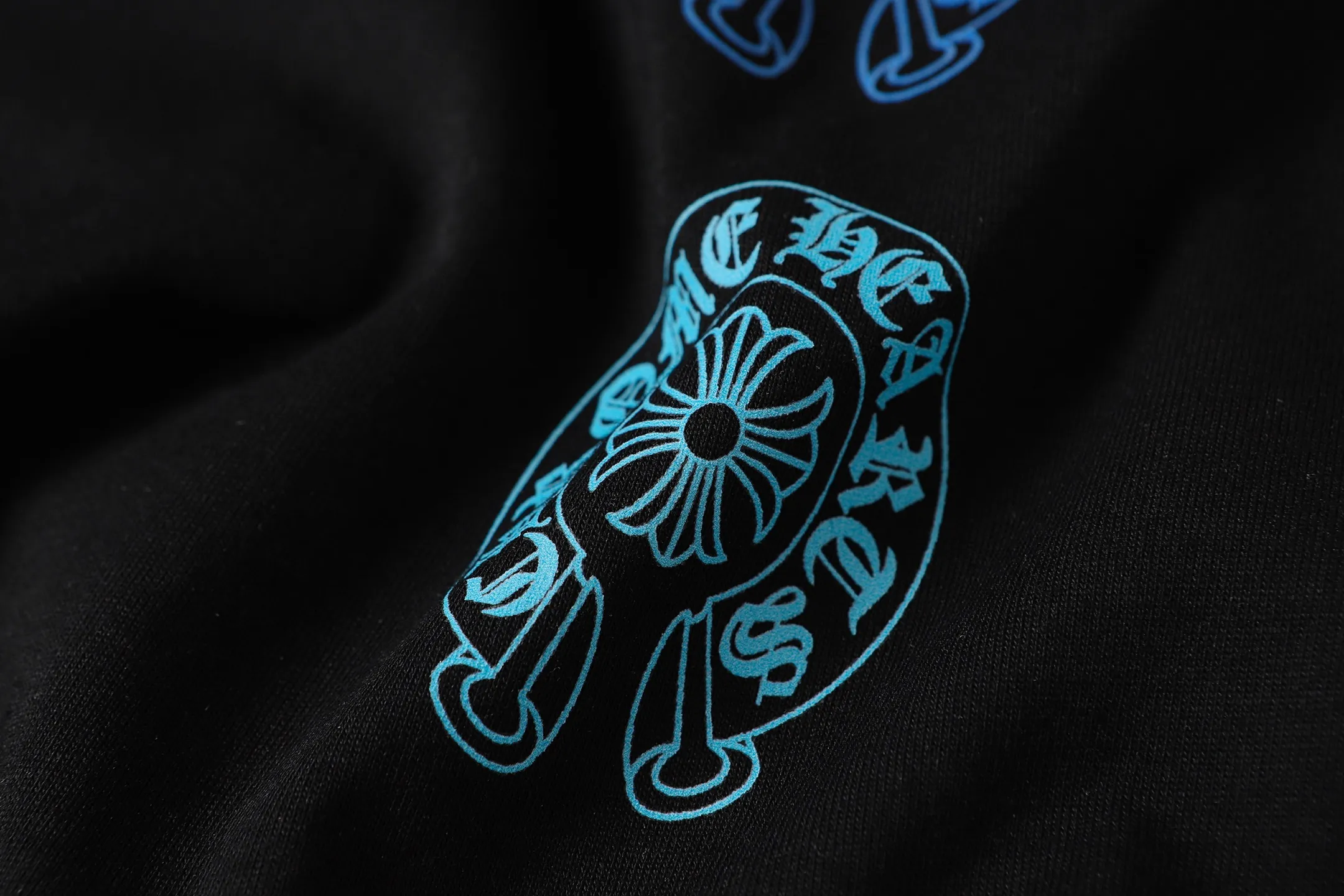 P160 Chrome Hearts CH Chrome Hearts Colorful Horseshoe Sanskrit Letter Printed Short Sleeve T-shirt Uses direct injection imported machine printing Hardware and accessories are milled and customized Correct configuration Black 2025 Chrome Hearts authentic packaging 260 grams of custom-dyed double yarn cotton Large version Loose and stylish Differentiated from low version slim and long version The upper body stretches the hips 100% commitment: top quality Not fast food The highest version on the market Top quality - different from the ordinary versions on the market If you care about quality, you should also respect the price. Absolutely 0 after-sales service and 0 return rate so far. It’s hard not to love the style - 260g double yarn cotton custom dyed fabric - Correct high-density main mark, washed tag, hand-sewn